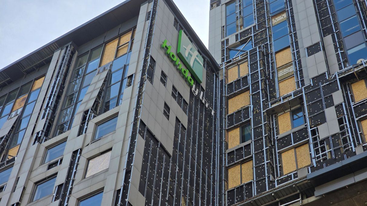 Фасад отеля Holiday Inn Киев после взрывной волны
