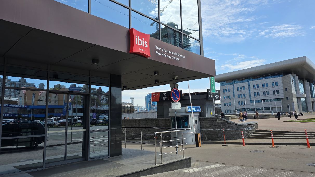 Фасад готелю Ibis Київ Залізничний Вокзал з видом на Південний вокзал