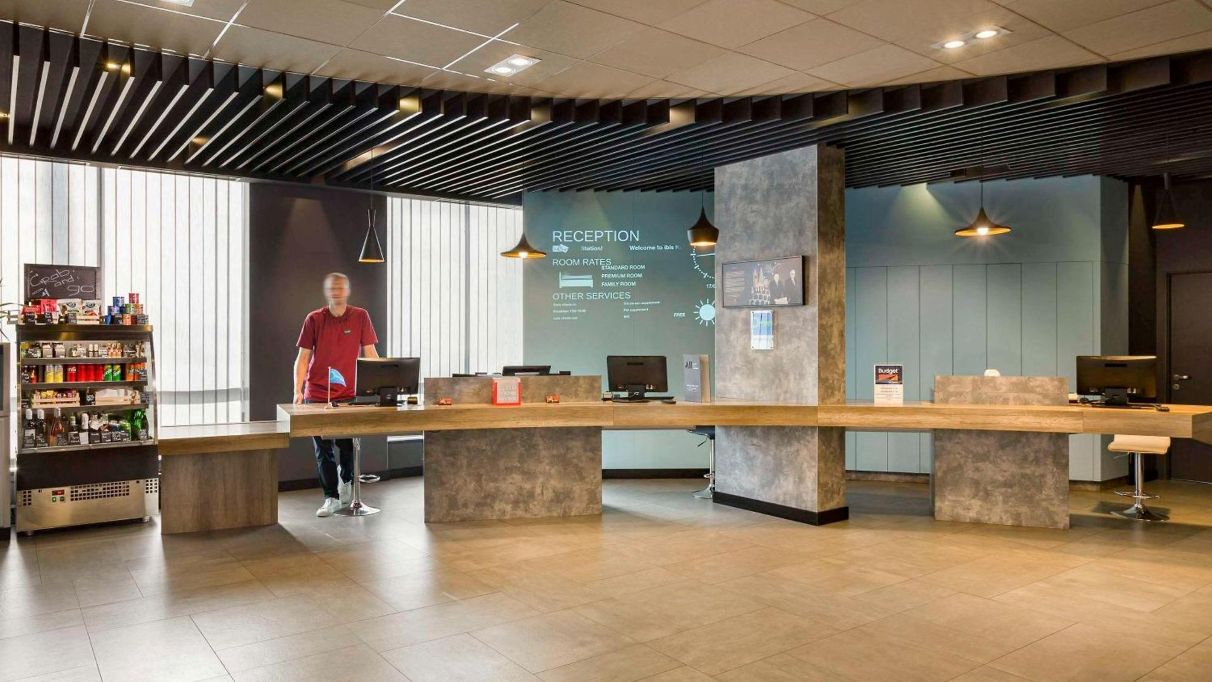 Стійка рецепції готелю Ibis Київ Залізничний Вокзал поруч із вендинговими автоматами