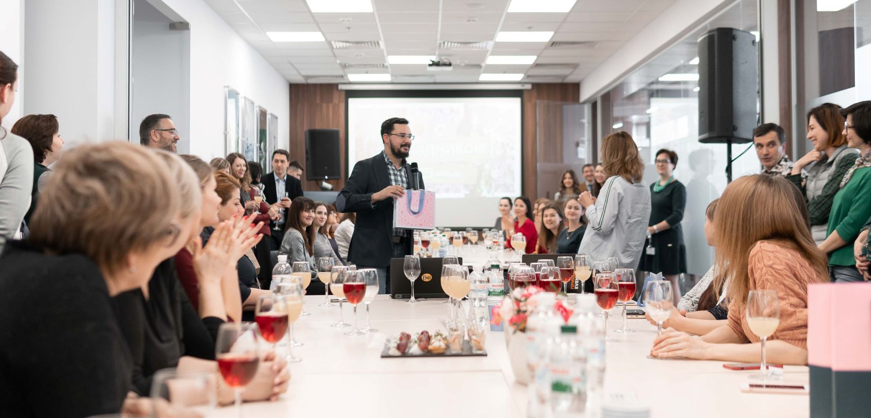 Урочисте нагородження та вручення подарунків жіночій частині колективу