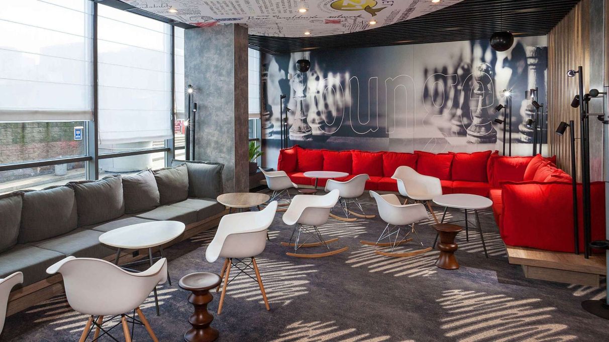 Бізнес-зона з комп’ютерами на першому поверсі готелю Ibis Київ Залізничний Вокзал