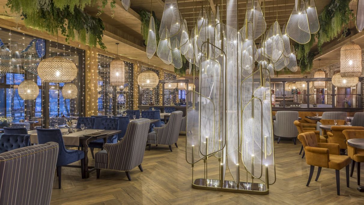 Затишна банкетна зала ресторану Park Land, ідеальна для весіль та корпоративних заходів, організація подій Київ