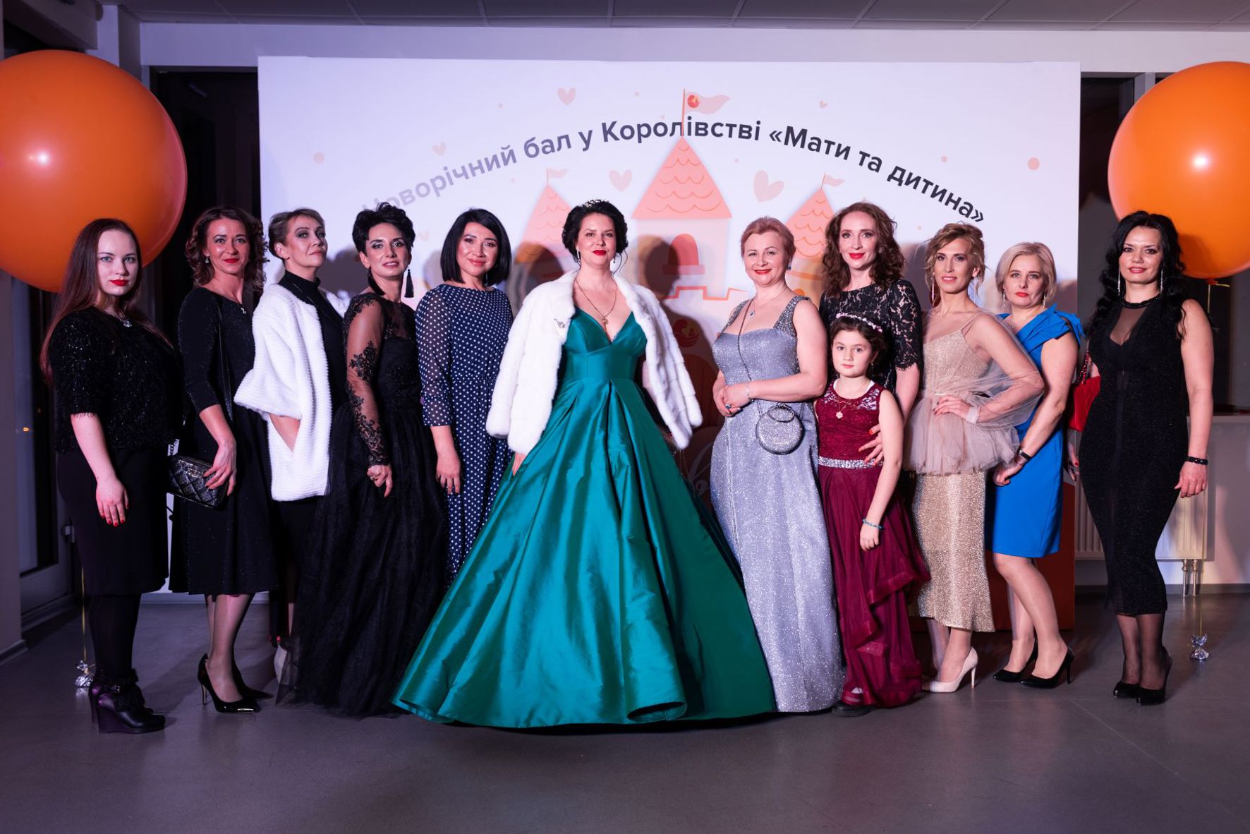 Гості на балу у вишуканих бальних сукнях