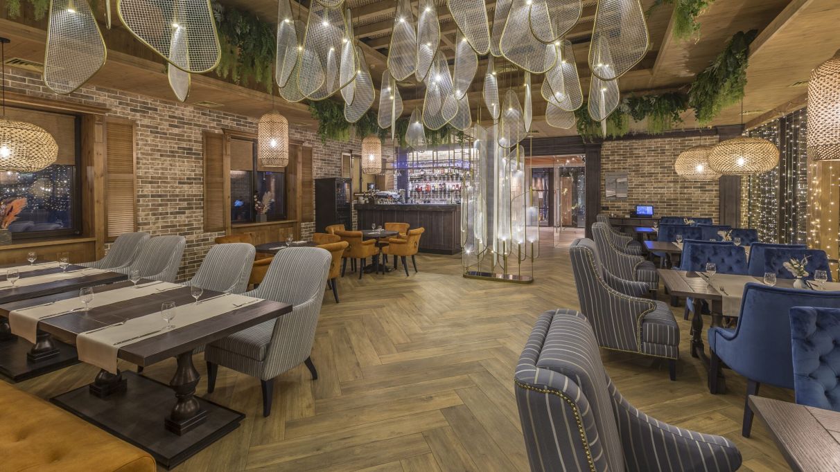 Затишна банкетна зала ресторану Park Land, ідеальна для весіль та корпоративних заходів, організація подій Київ