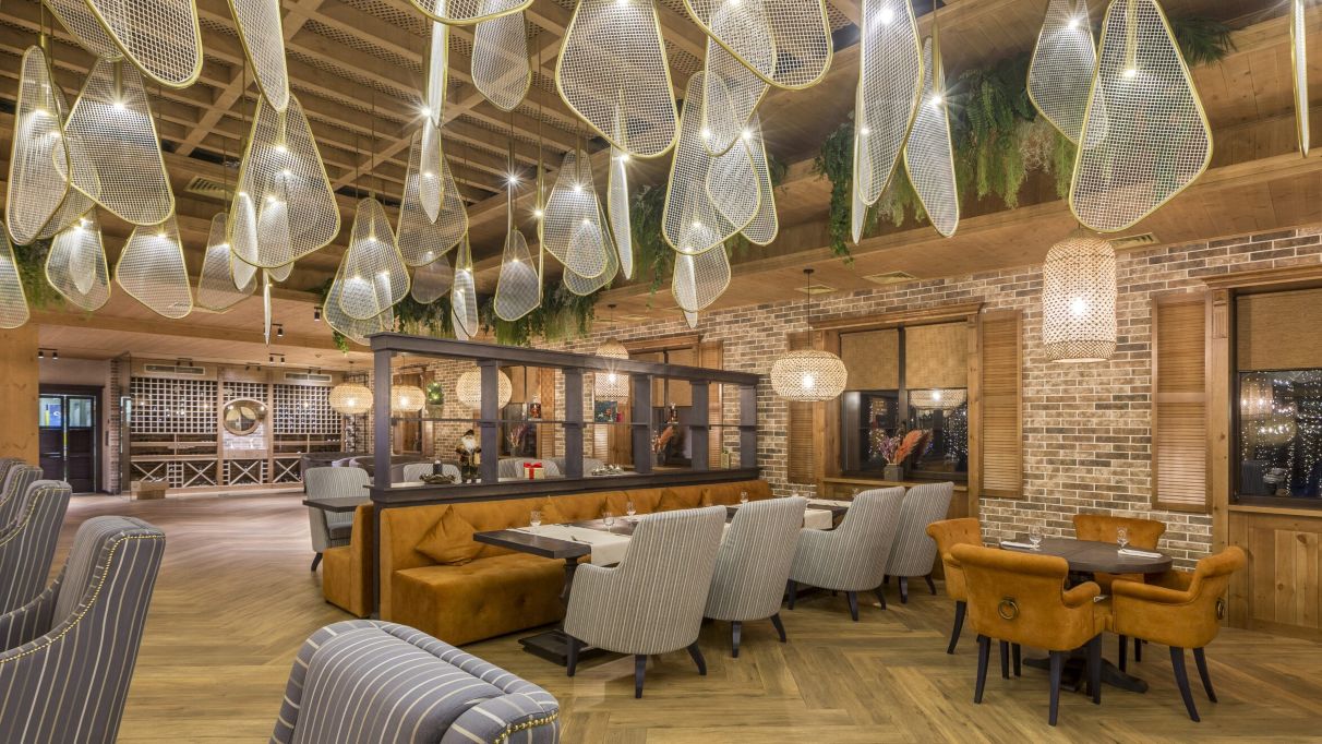 Затишна банкетна зала ресторану Park Land, ідеальна для весіль та корпоративних заходів, організація подій Київ