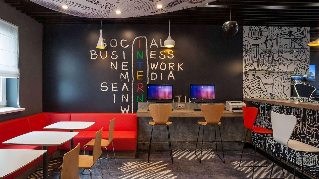 Бізнес-зона з комп’ютерами на першому поверсі готелю Ibis Київ Залізничний Вокзал