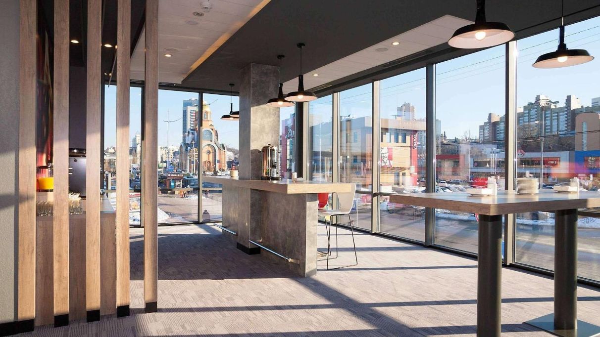 Зона для каво-паузи біля залів у готелі Ibis Київ Залізничний Вокзал