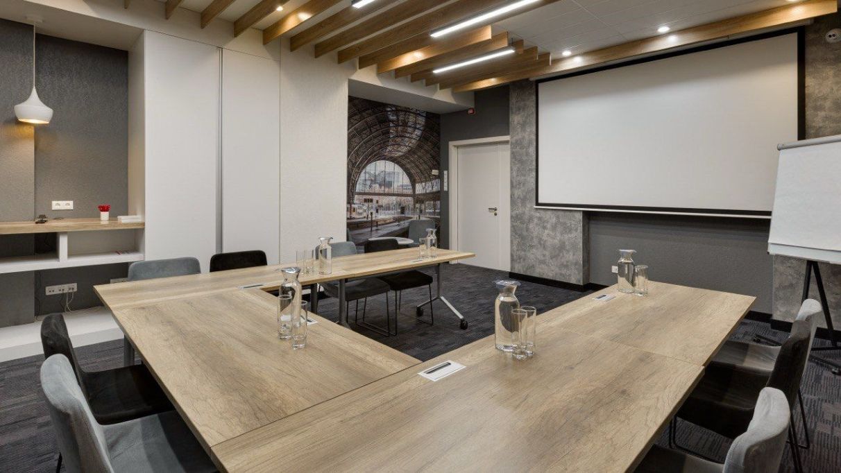 Конференц-зал готелю Ibis Київ Залізничний Вокзал підготовлений до бізнес-заходу