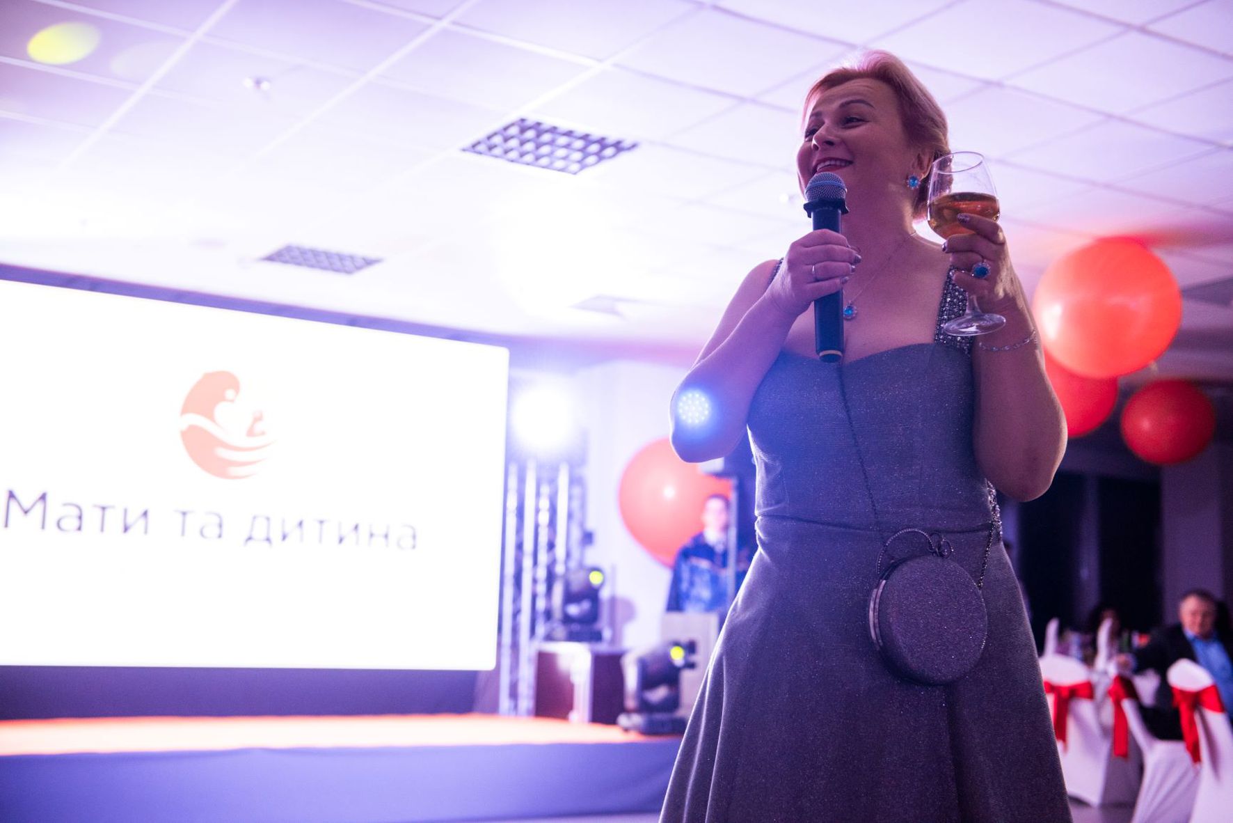 Атмосферний зал із LED-екраном, світлом та звуком