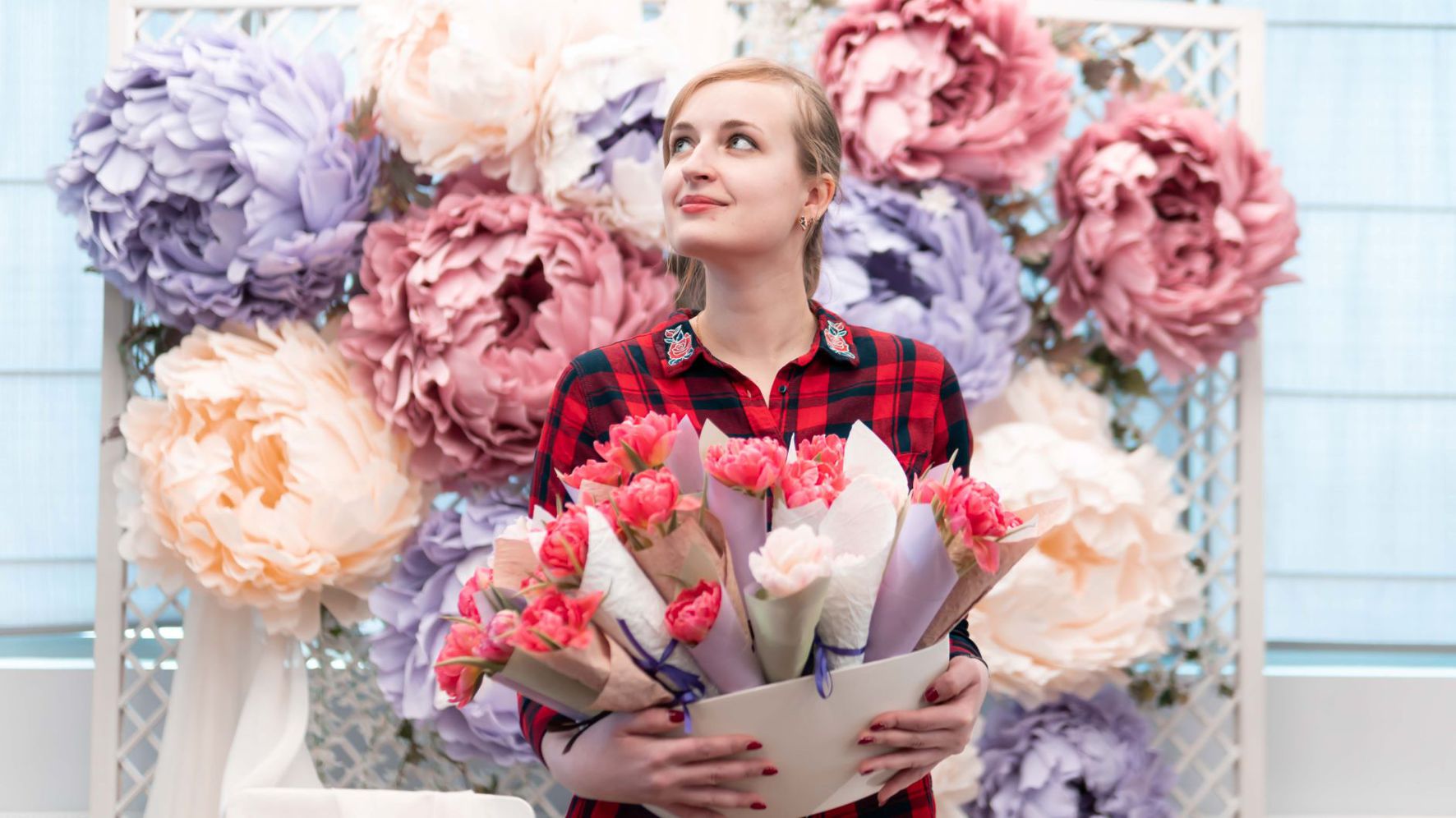 Співробітниці Abbott Ukraine фотографуються у стильній фотозоні з живими квітами