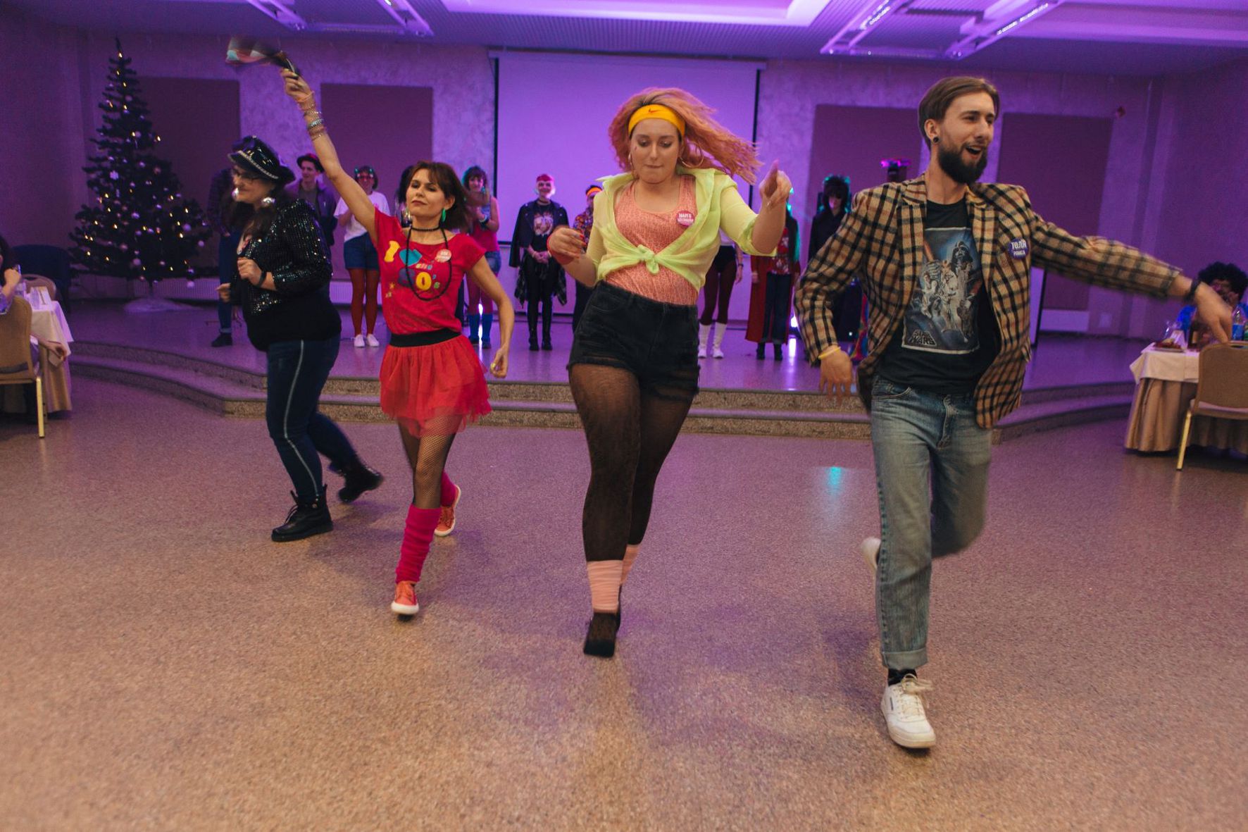 Учасники у яскравих ретро-образах 80-х – неон, блиск, касетні плеєри та перуки.