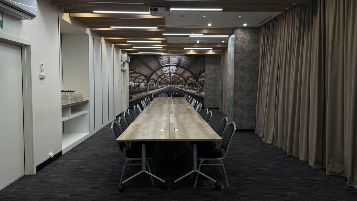 Конференц-зал готелю Ibis Київ Залізничний Вокзал підготовлений до бізнес-заходу