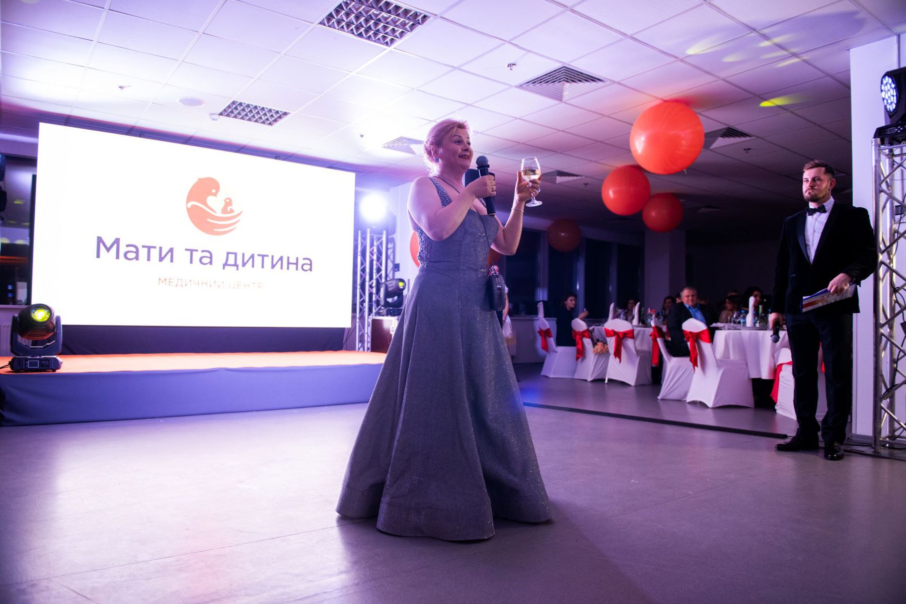 Гості на балу у вишуканих бальних сукнях