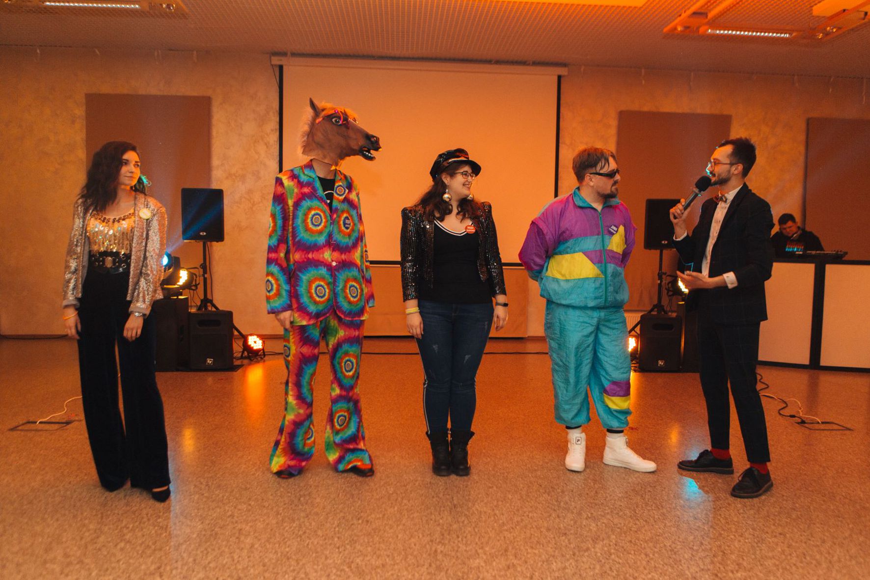 Учасники у яскравих ретро-образах 80-х – неон, блиск, касетні плеєри та перуки.