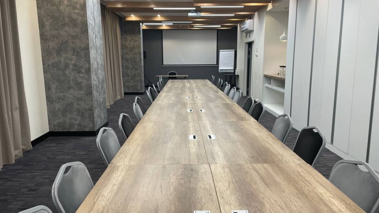 Конференц-зал готелю Ibis Київ Залізничний Вокзал підготовлений до бізнес-заходу