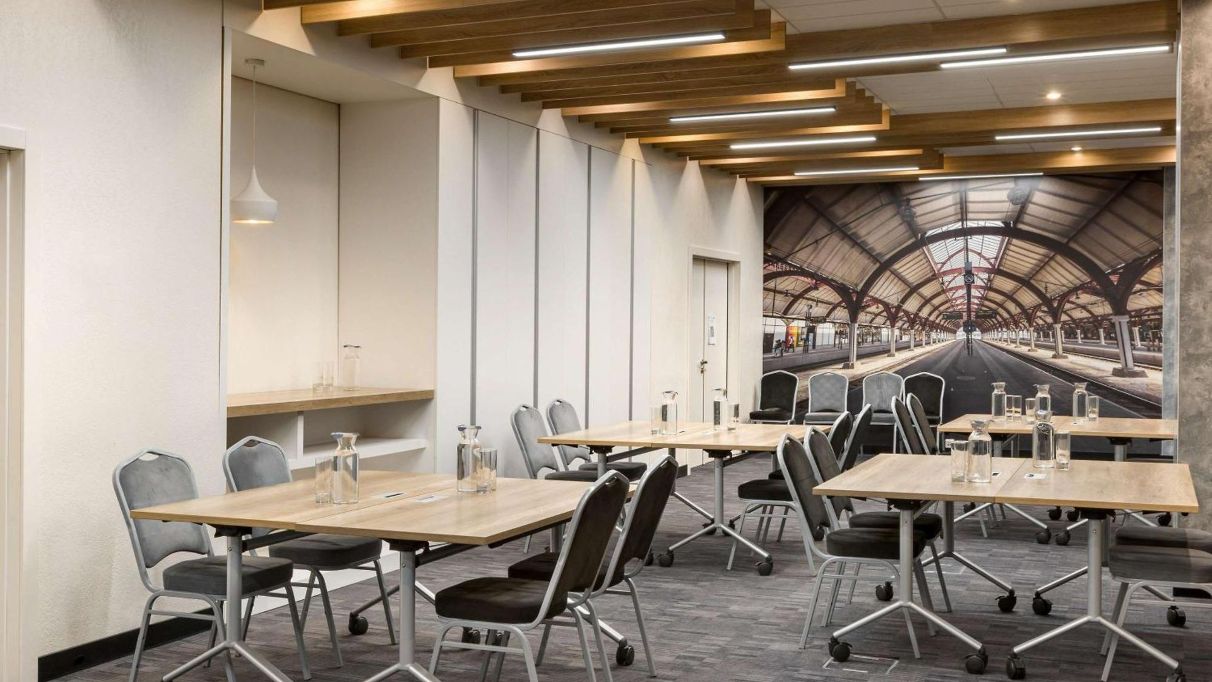 Конференц-зал готелю Ibis Київ Залізничний Вокзал підготовлений до бізнес-заходу