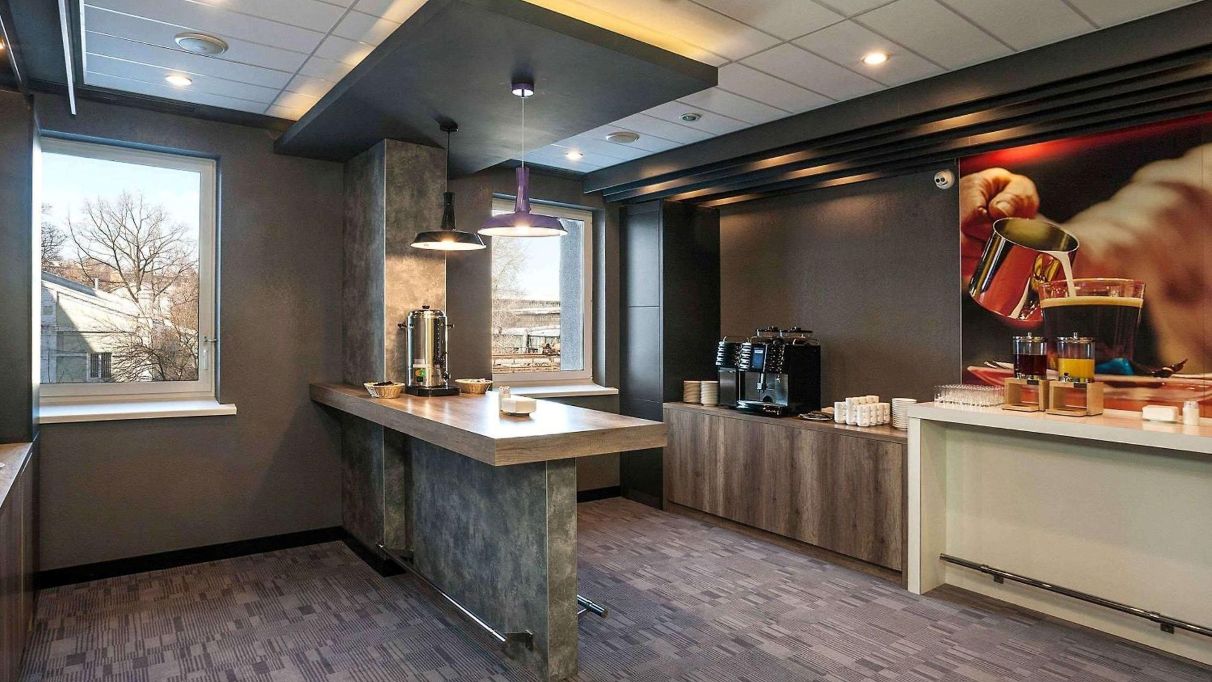 Зона для каво-паузи біля залів у готелі Ibis Київ Залізничний Вокзал