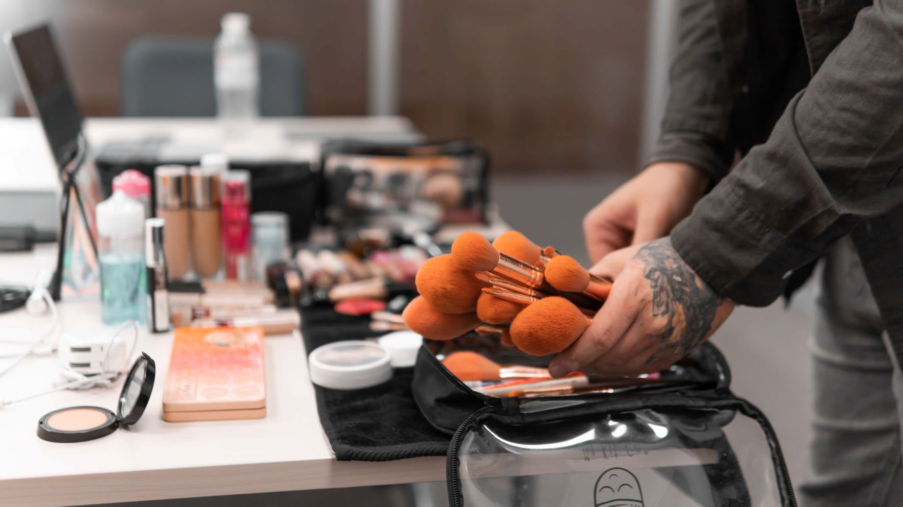 Майстер-клас із макіяжу від зіркового блогера на корпоративі Abbott Ukraine до 8 Березня