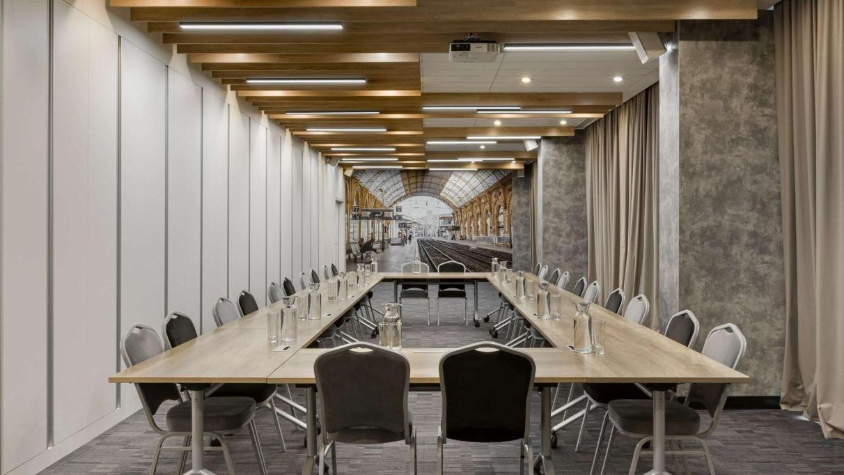 Конференц-зал готелю Ibis Київ Залізничний Вокзал підготовлений до бізнес-заходу