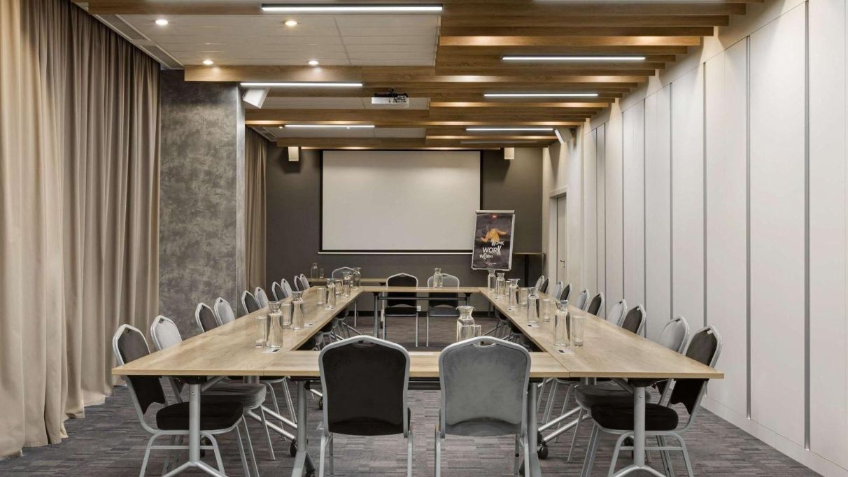 Конференц-зал готелю Ibis Київ Залізничний Вокзал підготовлений до бізнес-заходу