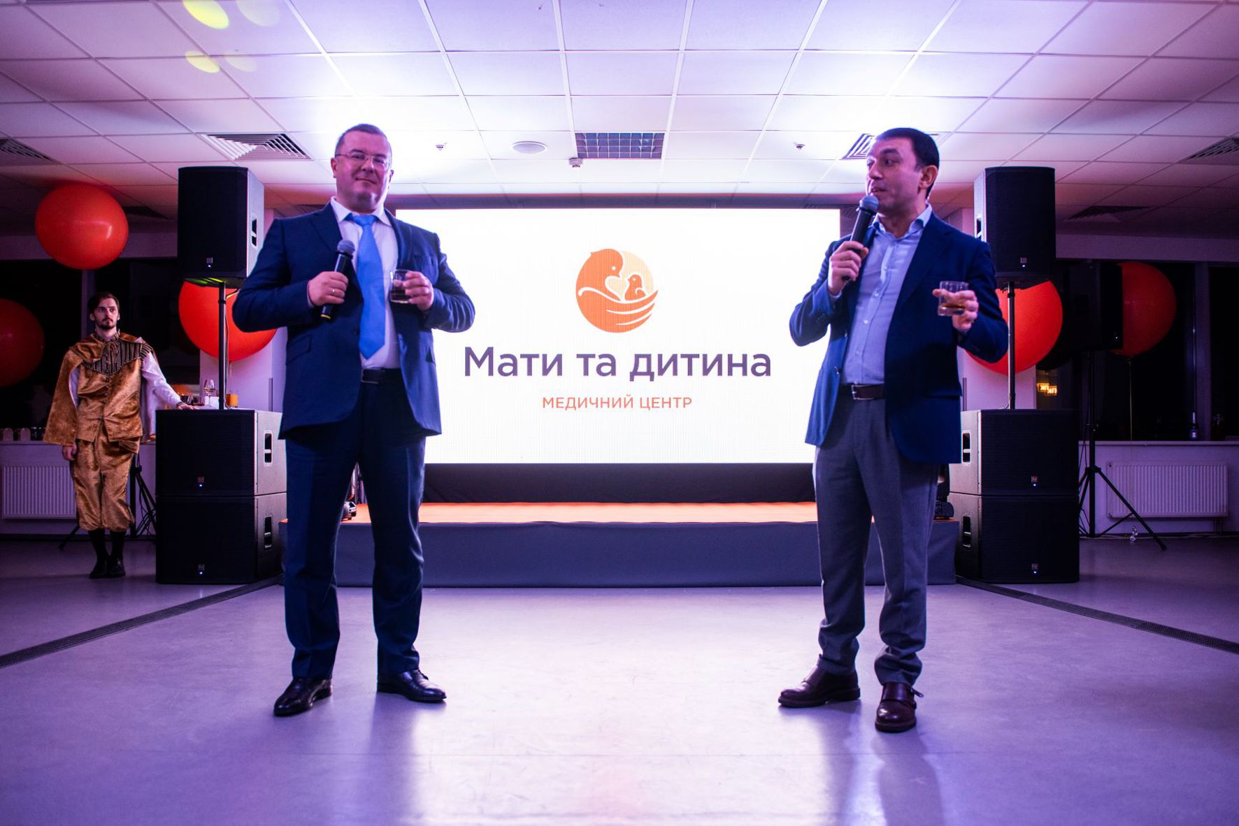 Атмосферний зал із LED-екраном, світлом та звуком