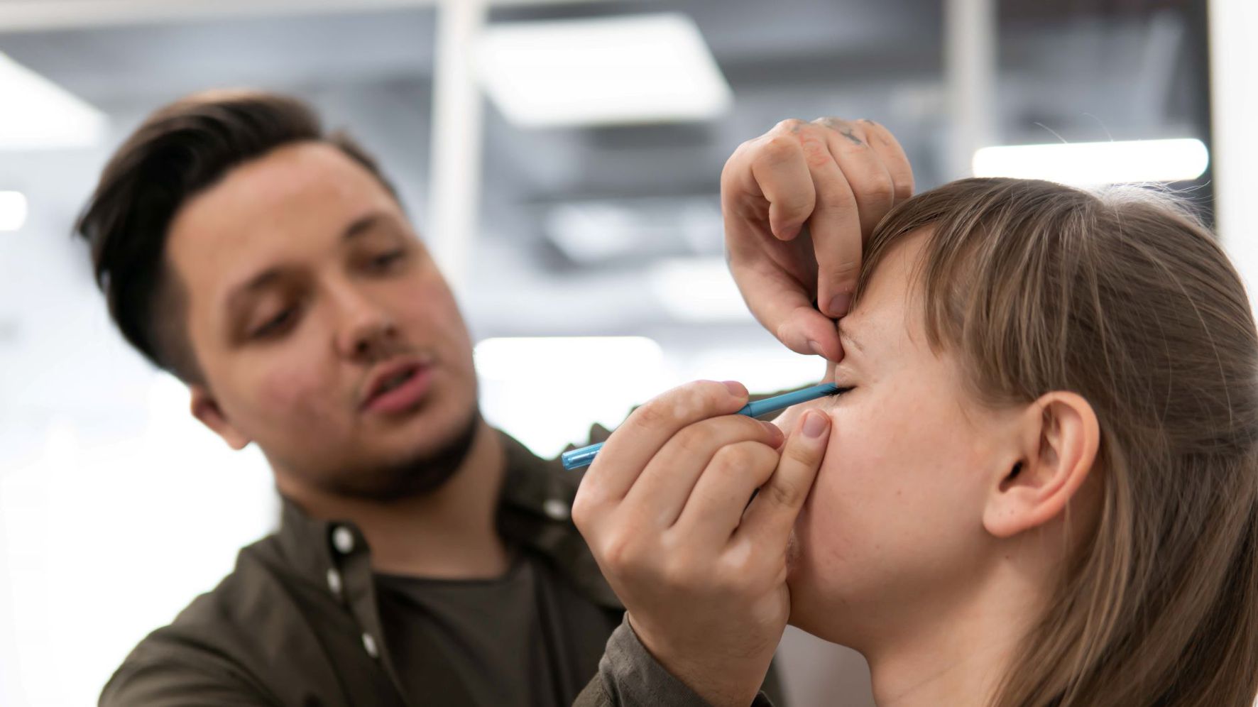 Майстер-клас із макіяжу від зіркового блогера на корпоративі Abbott Ukraine до 8 Березня