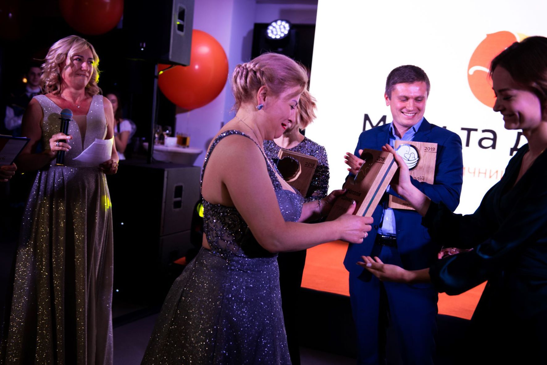 Дружня атмосфера корпоративного балу з колегами