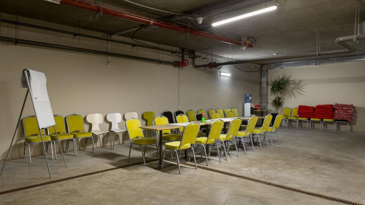 Сховище-укриття у підвалі готелю Ibis Київ Залізничний Вокзал під час повітряної тривоги