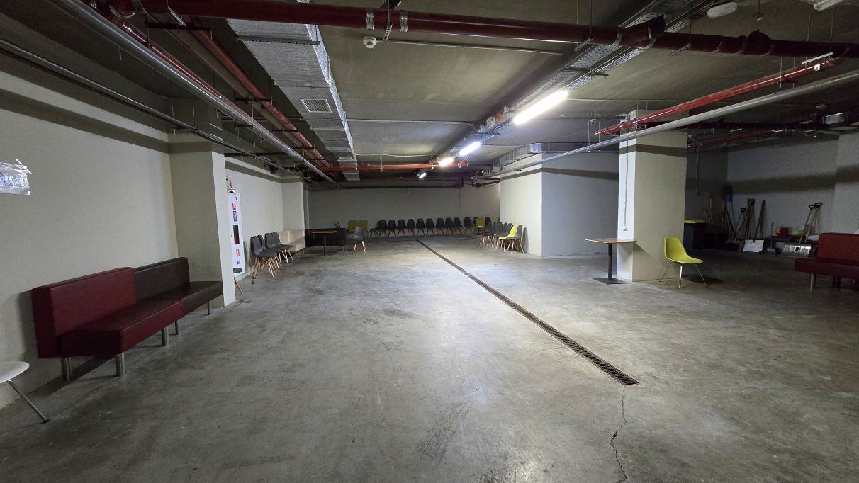 Сховище-укриття у підвалі готелю Ibis Київ Залізничний Вокзал під час повітряної тривоги