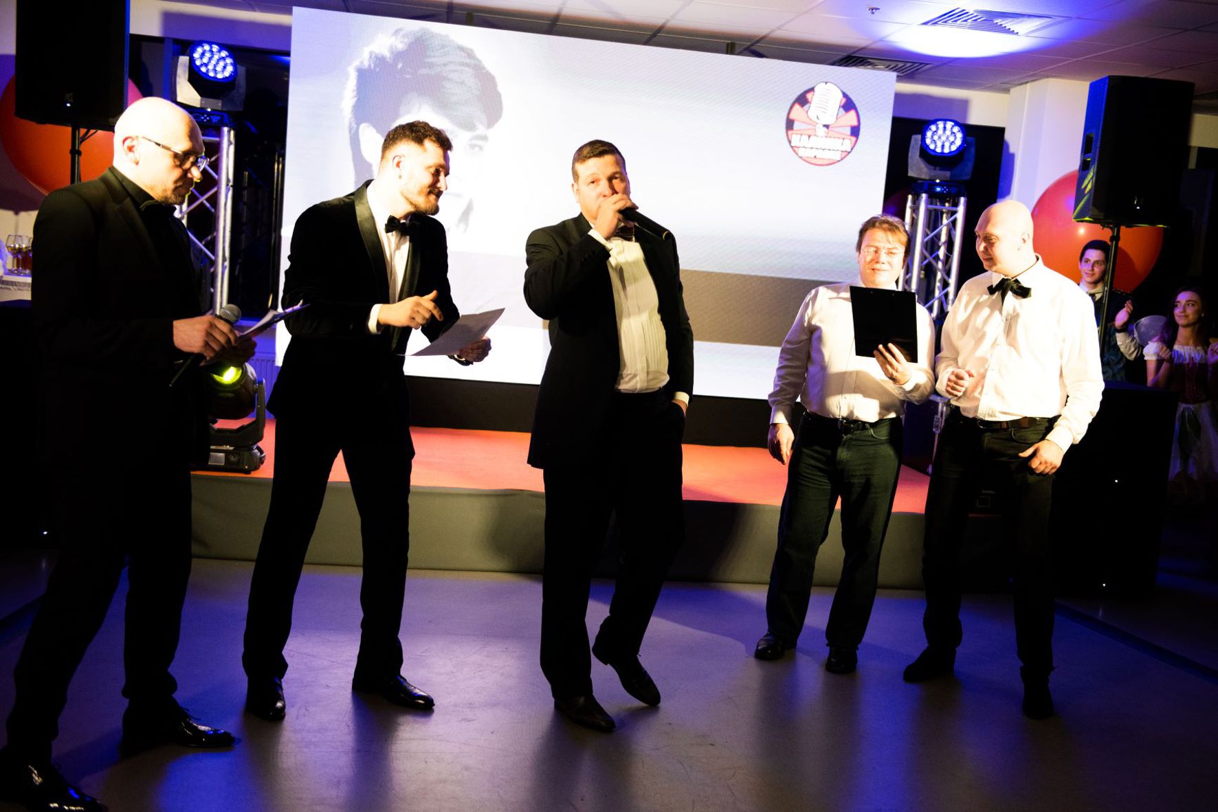 Гості насолоджуються гала-вечерею на новорічному святі