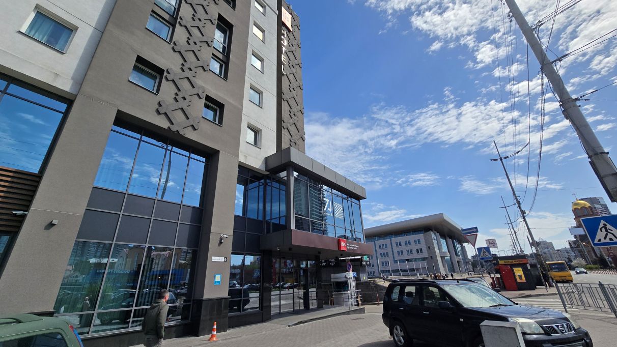 Фасад готелю Ibis Київ Залізничний Вокзал з видом на Південний вокзал