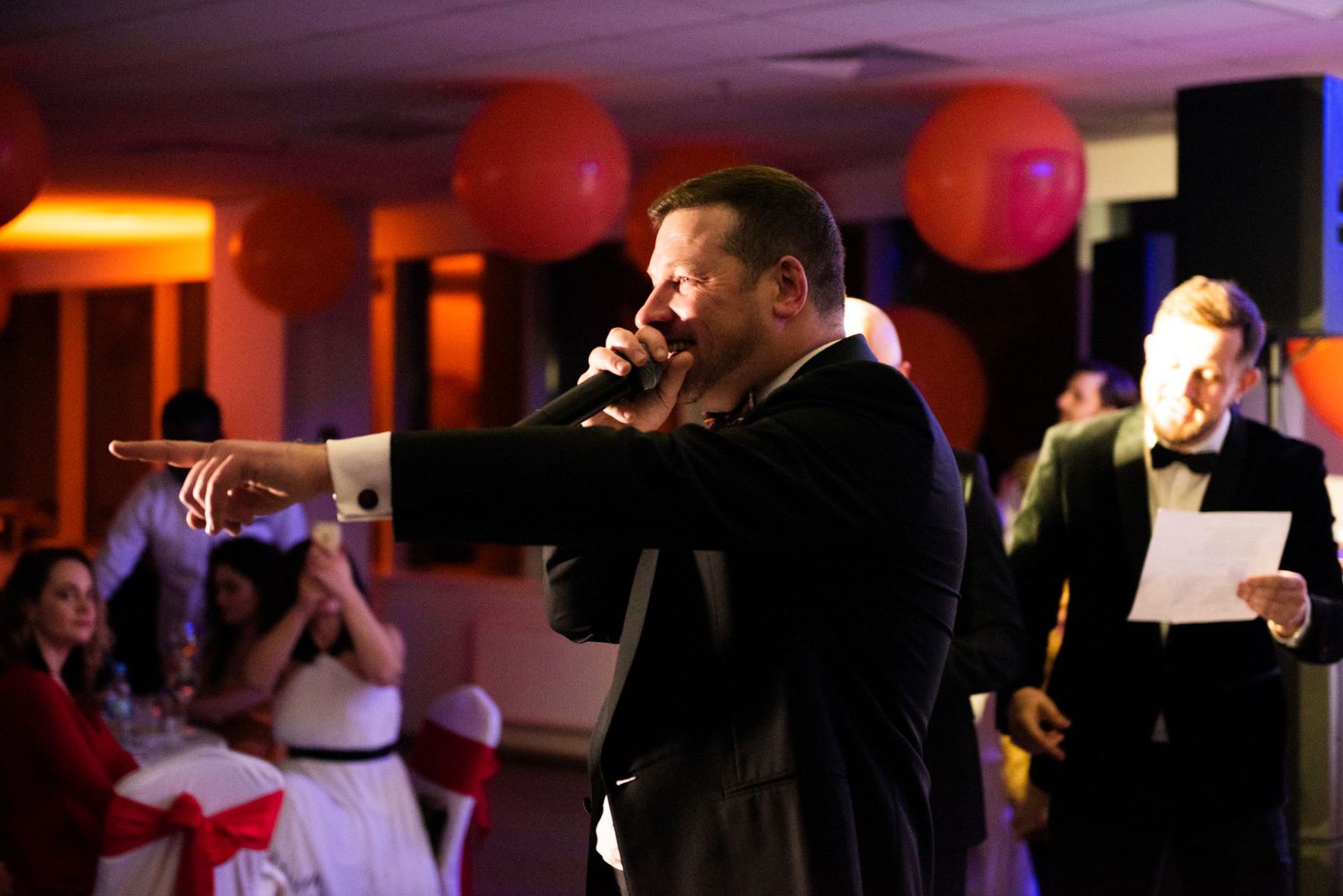 Гості насолоджуються гала-вечерею на новорічному святі