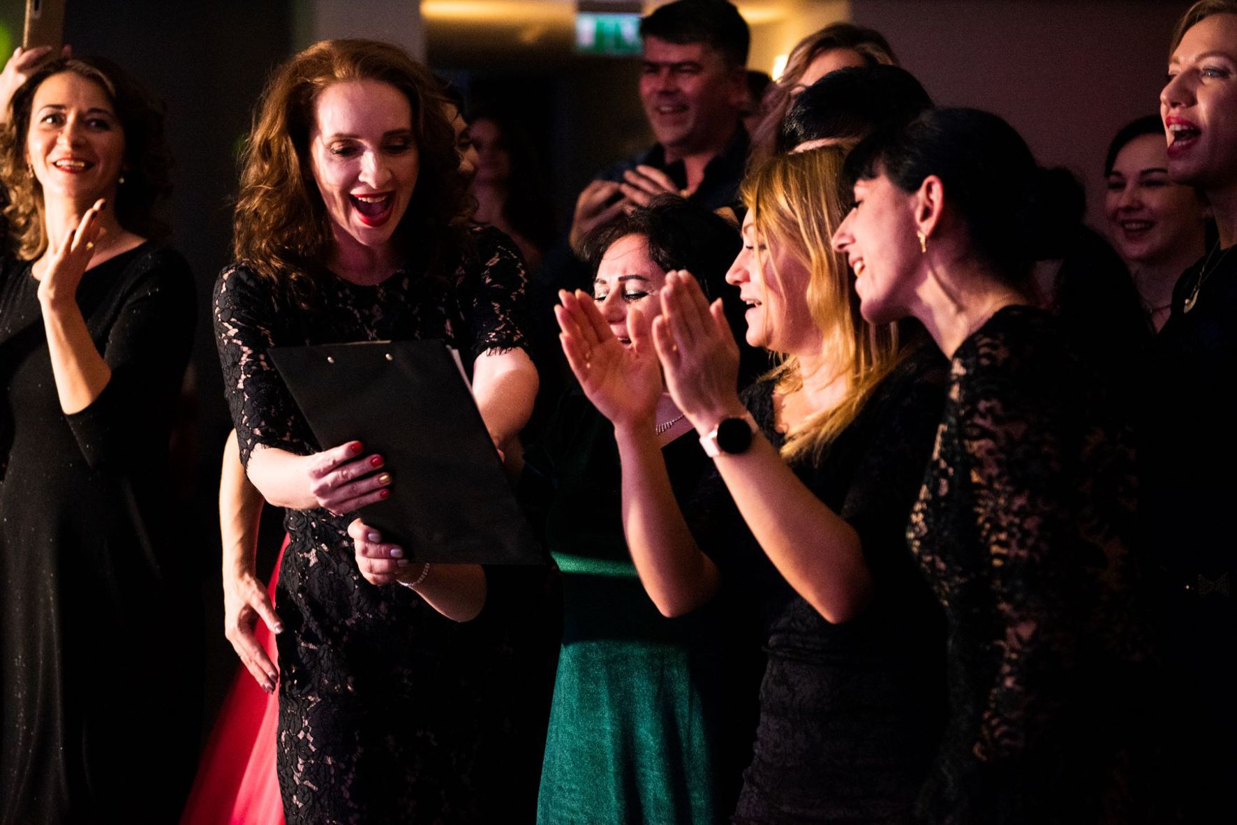 Гості насолоджуються гала-вечерею на новорічному святі