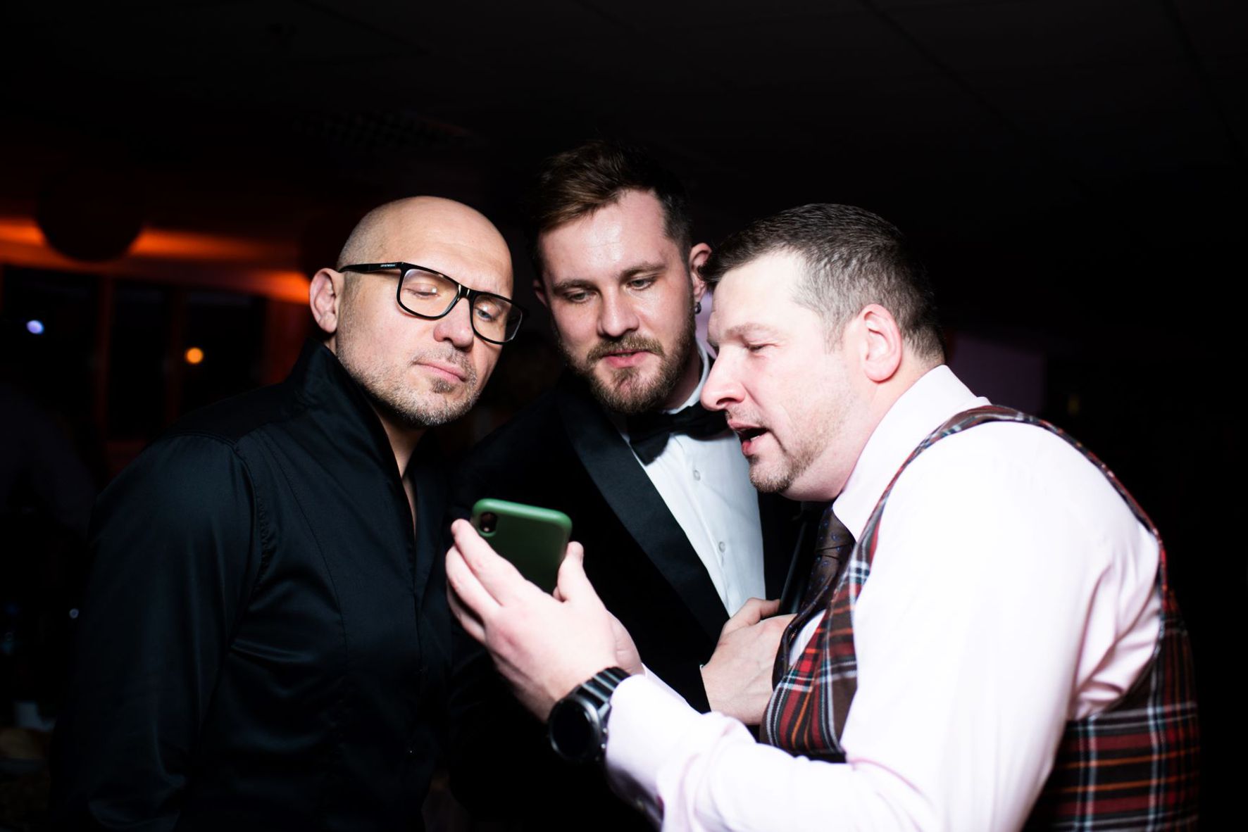 Гості насолоджуються гала-вечерею на новорічному святі