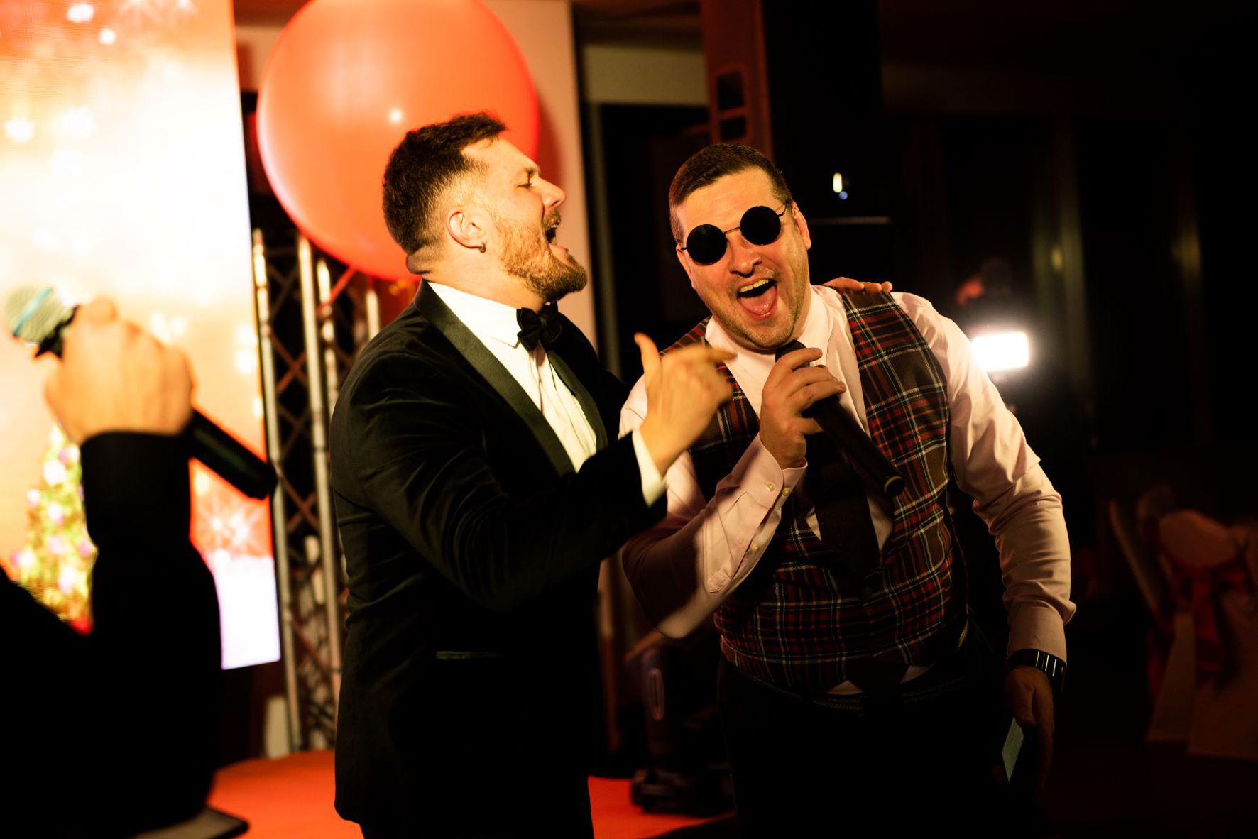 Гості насолоджуються гала-вечерею на новорічному святі