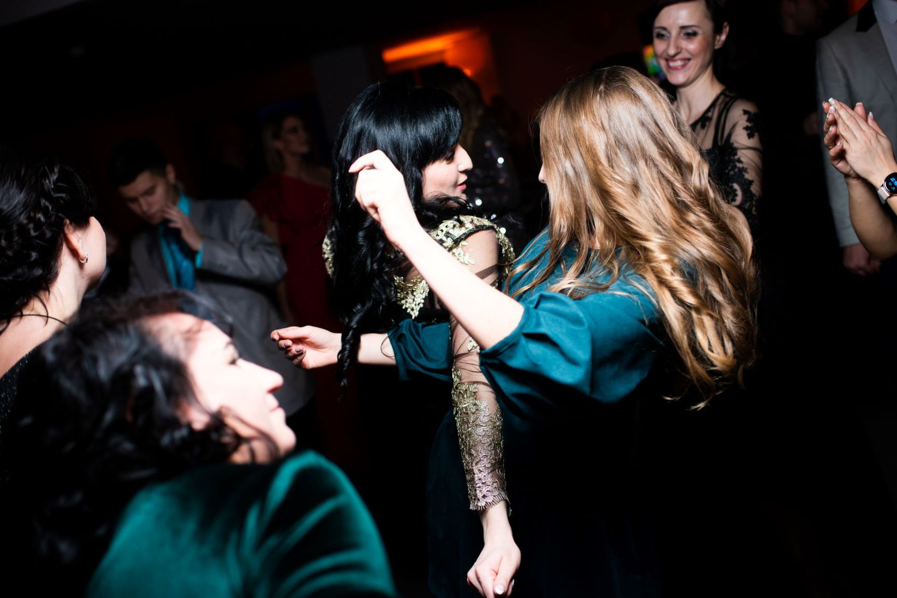 Діджей та танцювальна зона на корпоративному вечорі