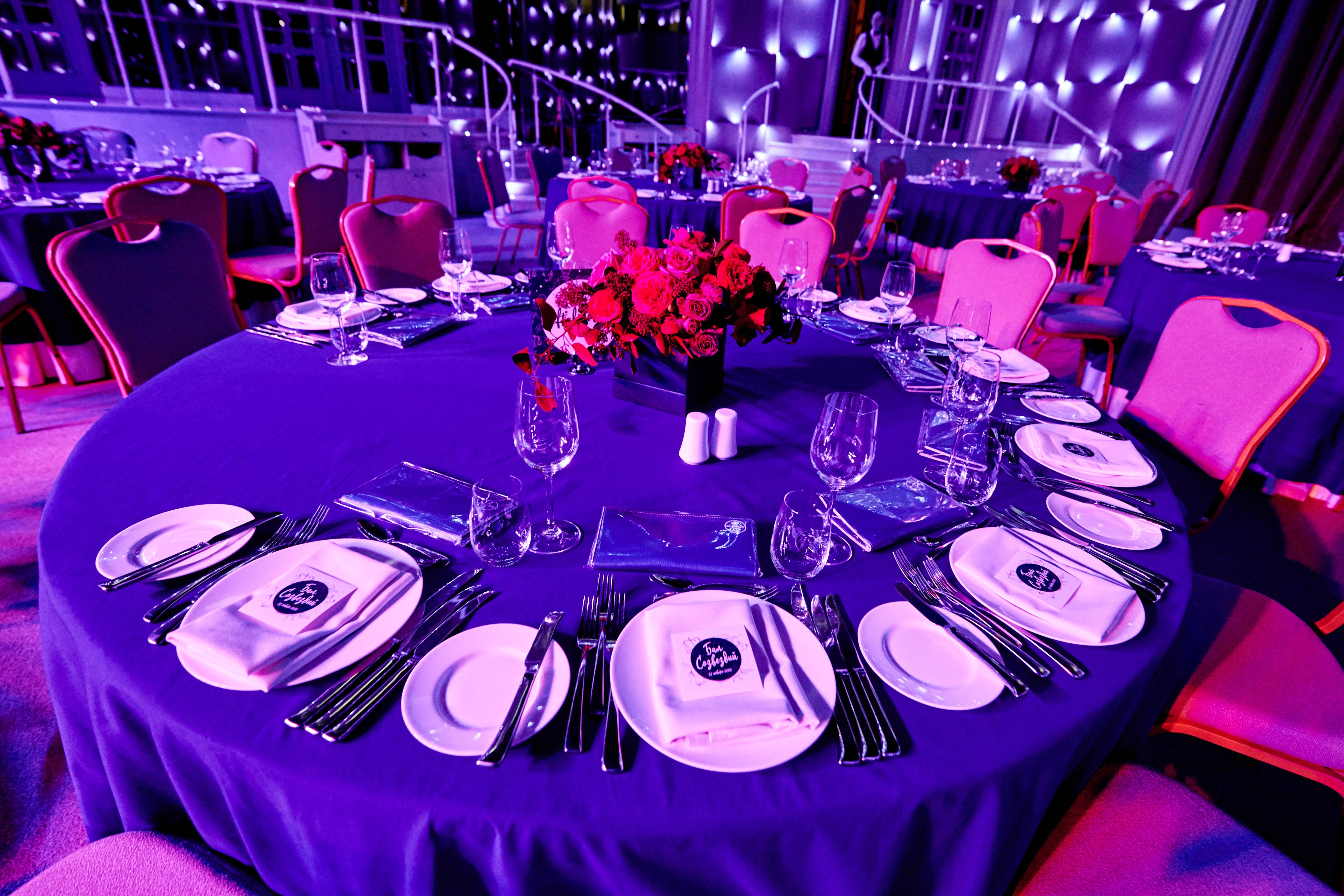 Святковий декор залу на гала-вечері, оформлення корпоративу