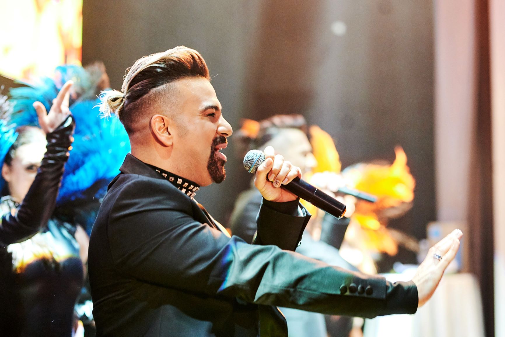 Амадор Лопес виступає на корпоративній вечірці Bayer