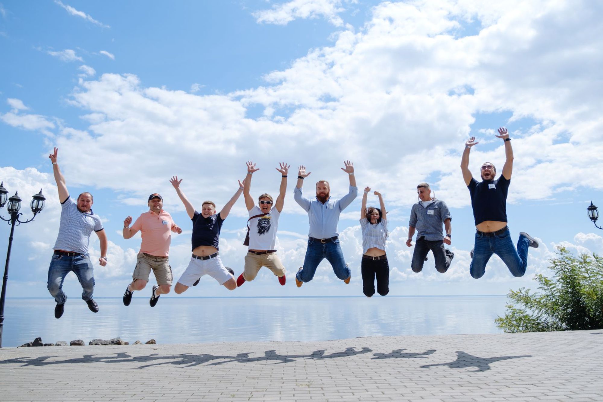 Бізнес-команда під час літнього тимбілдингу на березі