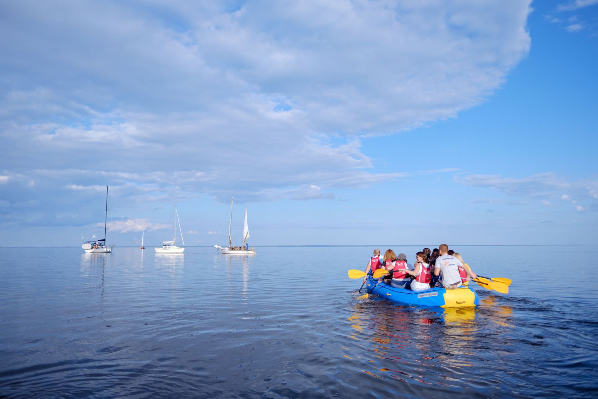 Спортивний тимбілдинг – співробітники разом керують яхтою