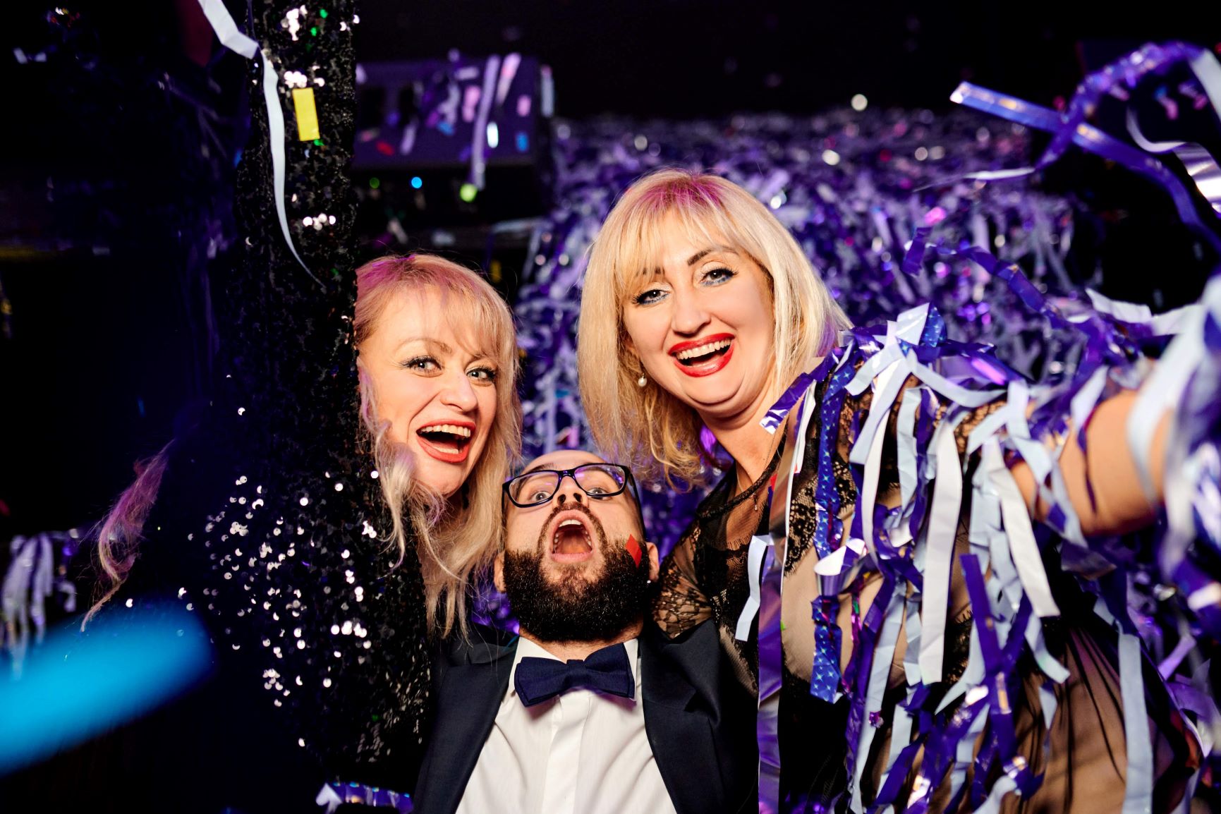 Гості насолоджуються вечерею, кейтеринг на корпоратив у Києві