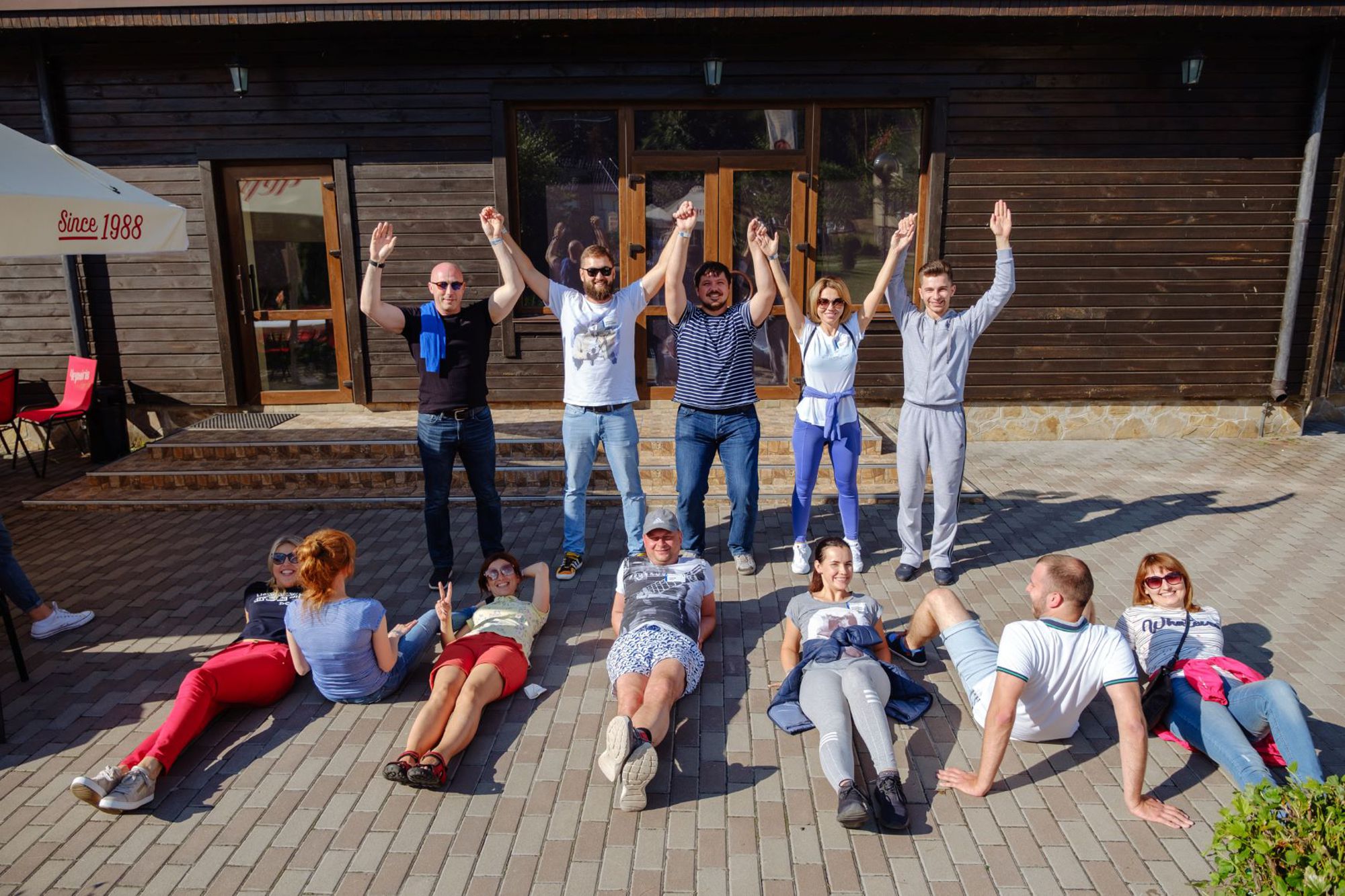 Командний тимбілдинг на природі – учасники беруть участь в активній грі