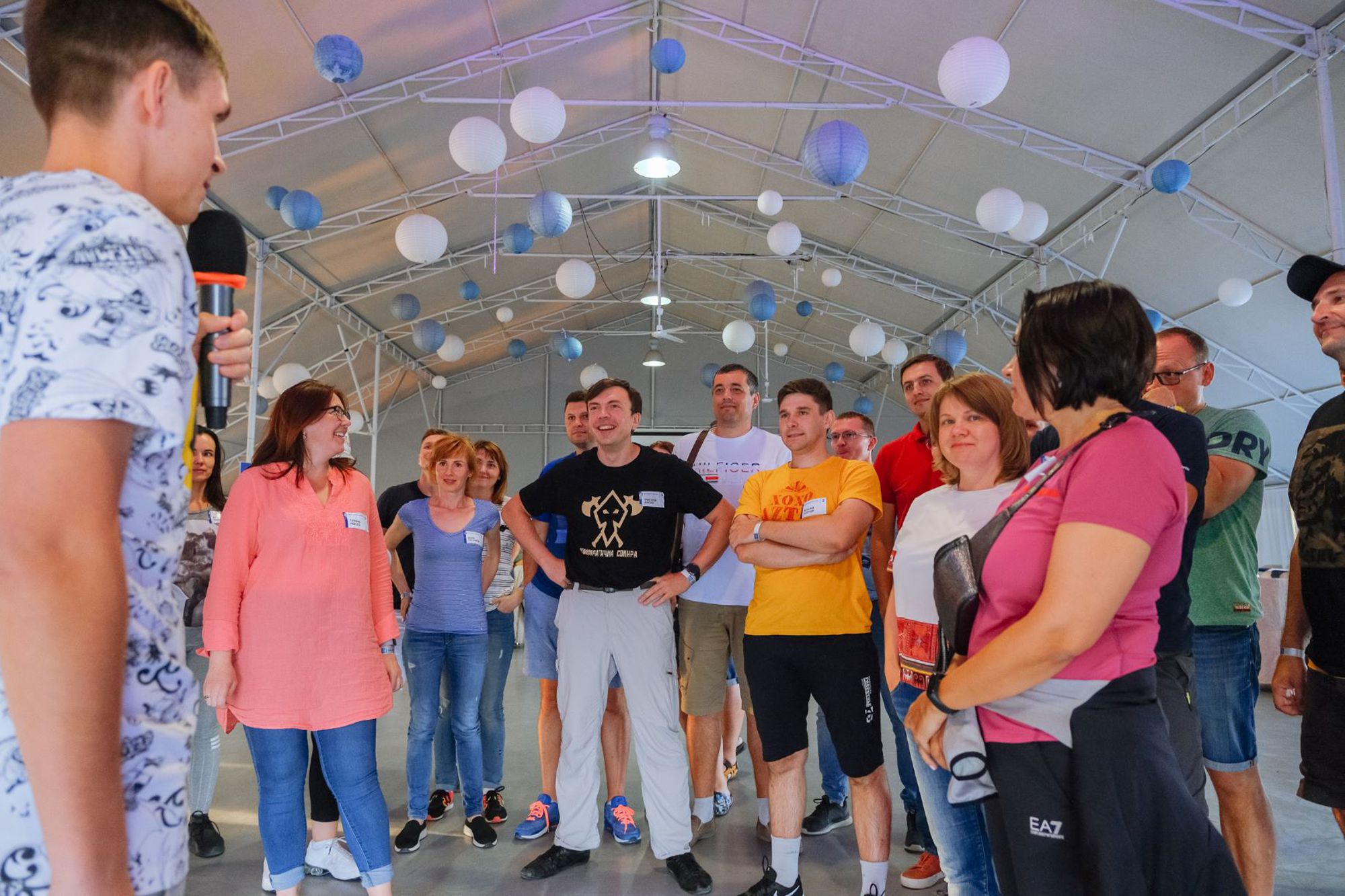 Командний тимбілдинг на природі – учасники беруть участь в активній грі