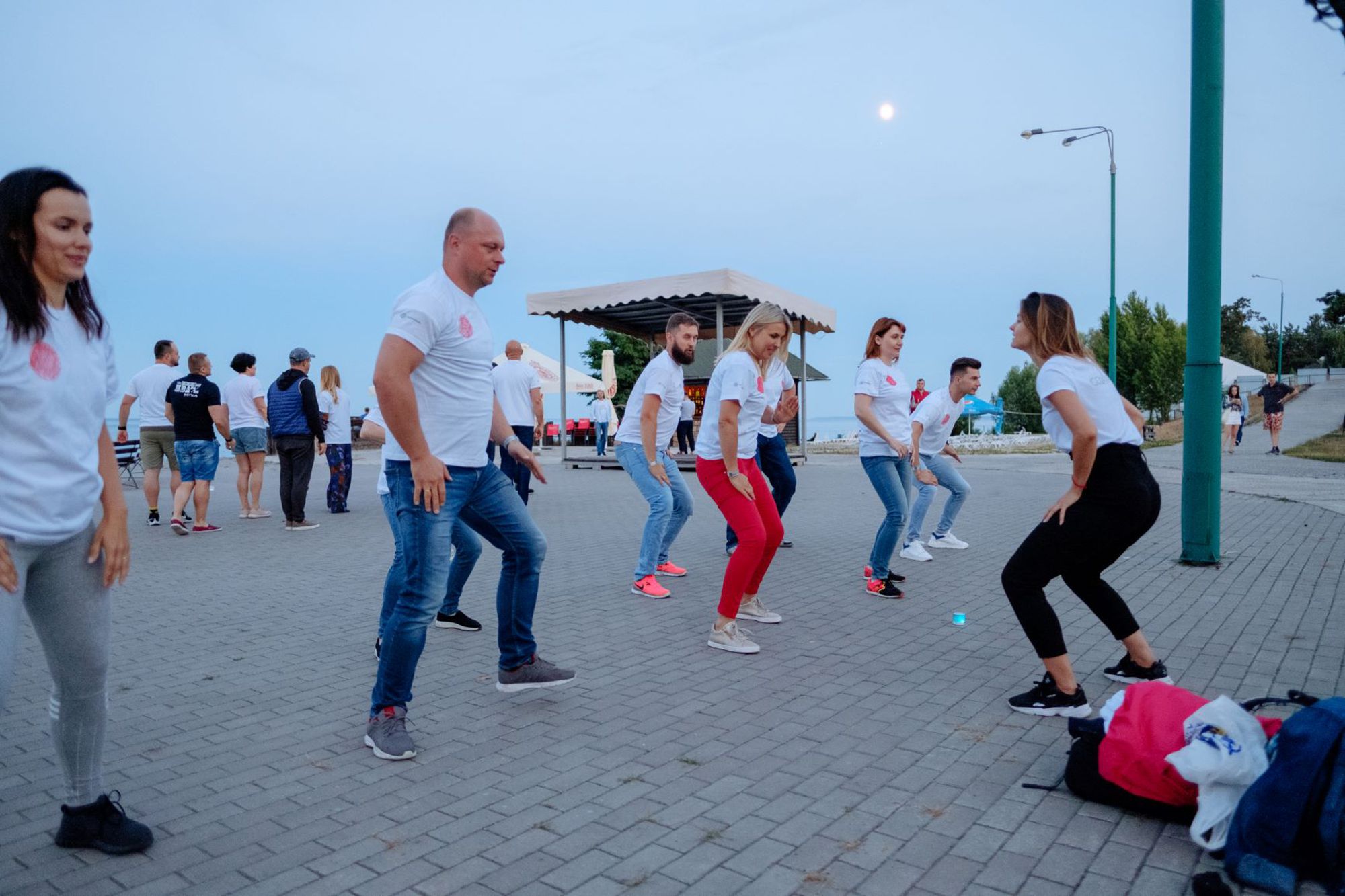 Командний тимбілдинг на природі – учасники беруть участь в активній грі