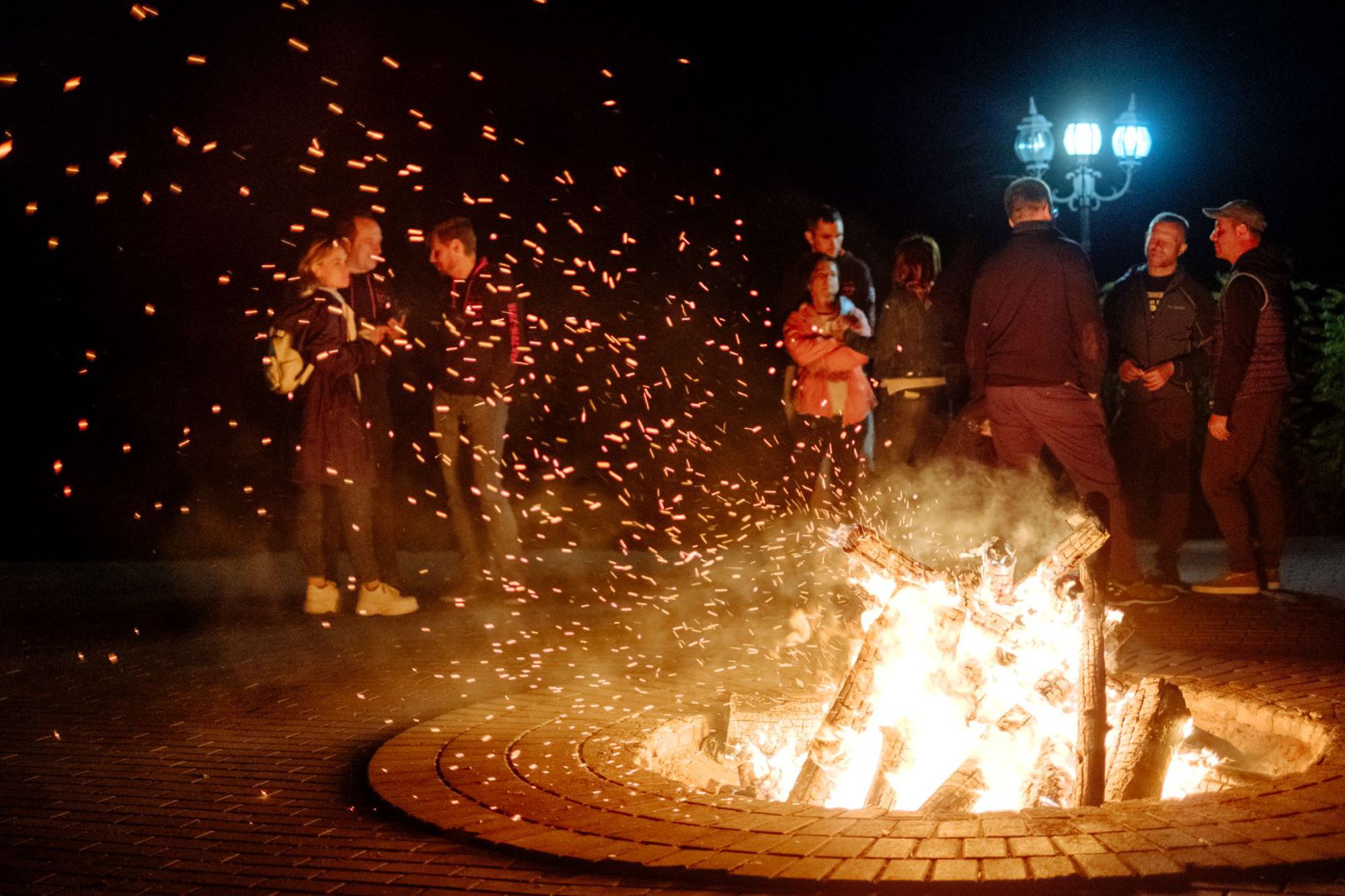 Атмосферне завершення тимбілдингу біля багаття з гітарою
