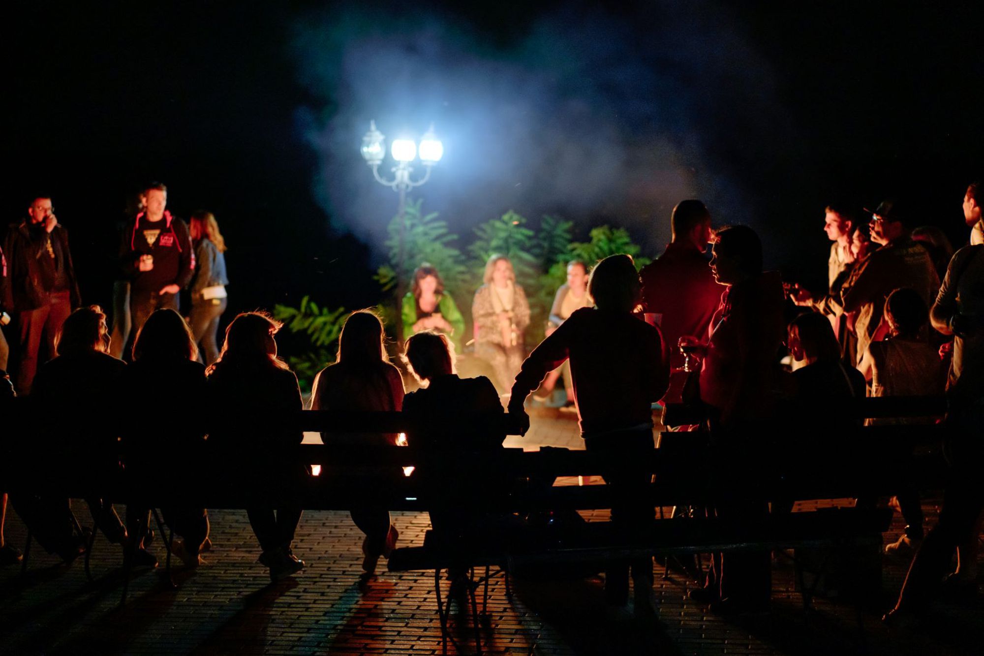 Атмосферне завершення тимбілдингу біля багаття з гітарою