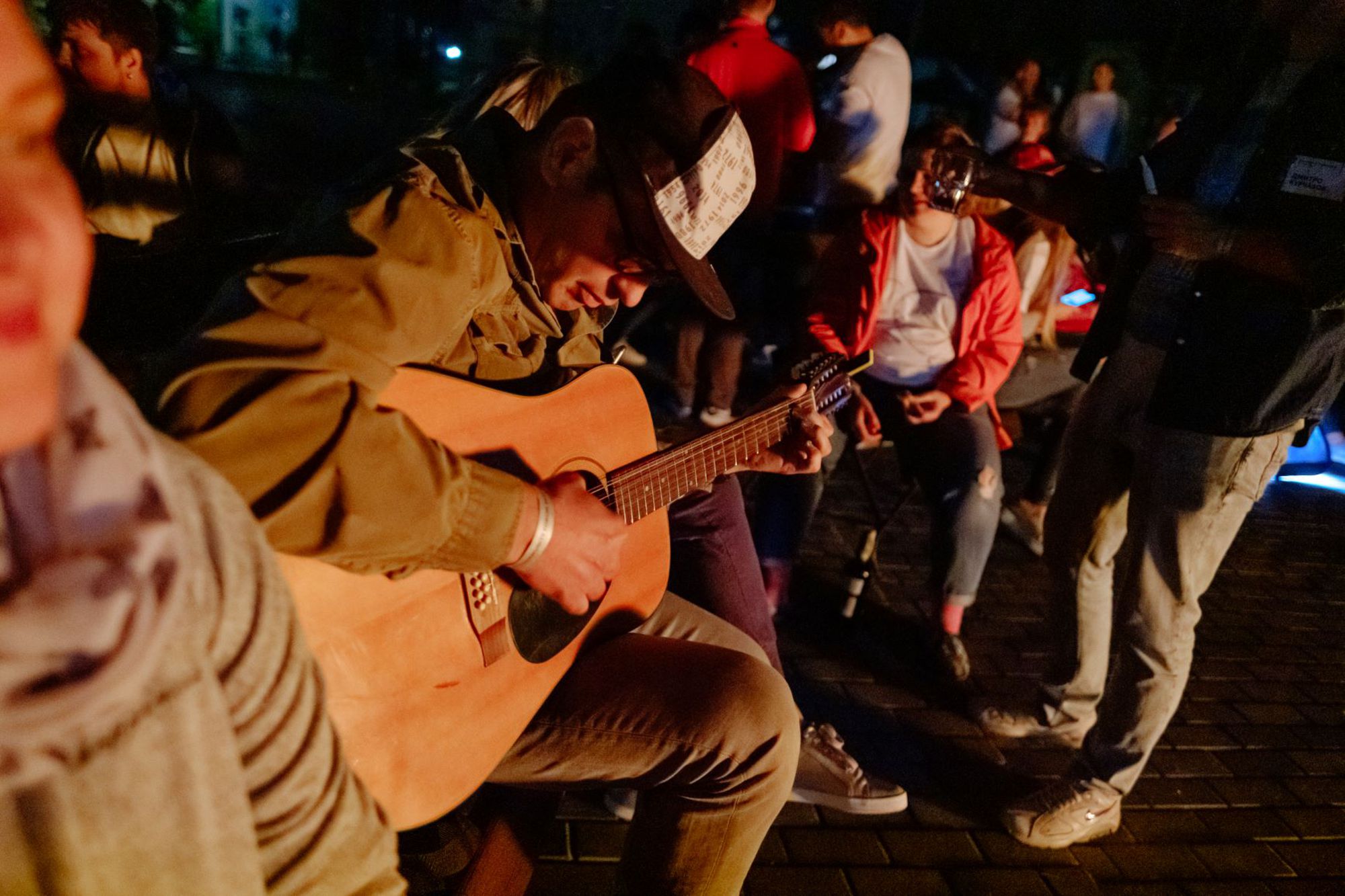 Атмосферне завершення тимбілдингу біля багаття з гітарою