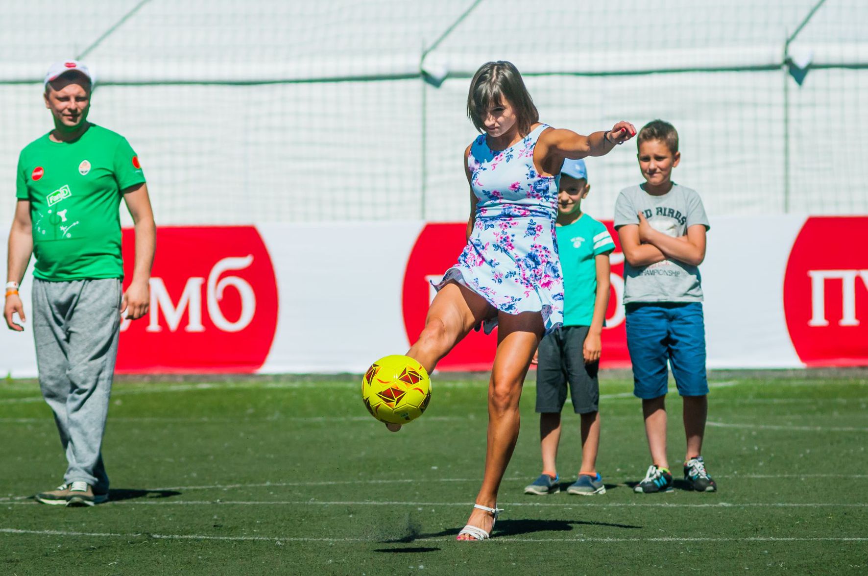 Вболівальники беруть участь в інтерактиві між матчами Кубку ПУМБ