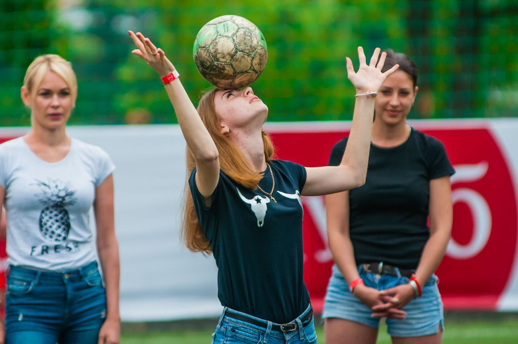 Вболівальники беруть участь в інтерактиві між матчами Кубку ПУМБ