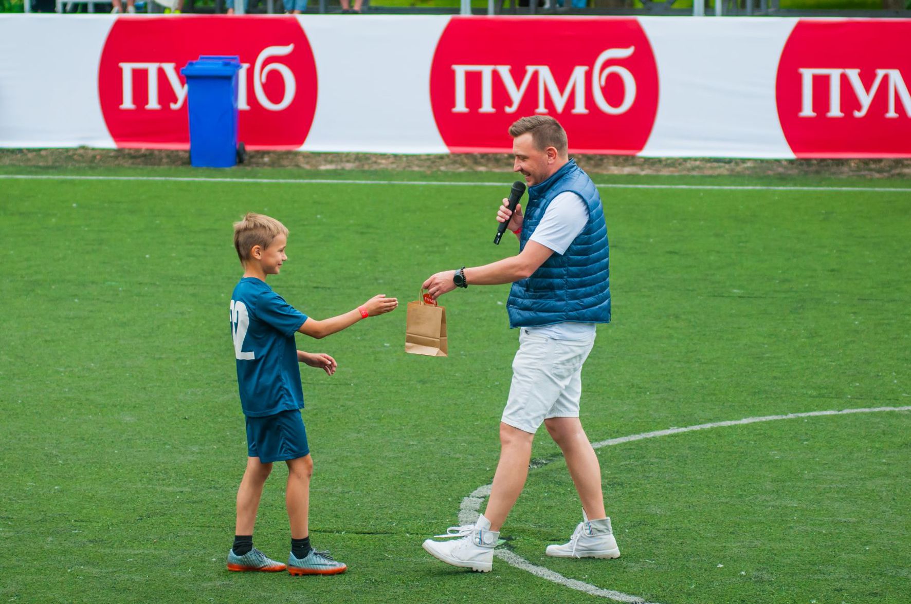 Вболівальники беруть участь в інтерактиві між матчами Кубку ПУМБ